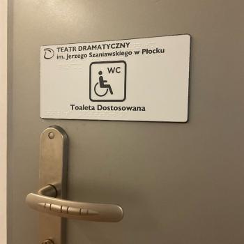 Etykieta na drzwiach toalety dostosowanej