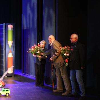 Na scenie stoją - od lewej: Małgorzata Walusiak trzymająca kwiaty, Tomasz Grochoczyński skierowany w stronę Małgorzaty Walusiak. Po prawej Jan Łosakiewicz trzymający kwiaty. W tle scenografia Kredek