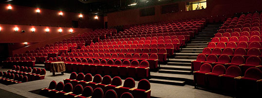 Zdjęcie widowni z czerwonymi fotelami