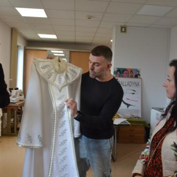 Krzysztof Małachowski prezentuje kostium - biały, połyskujący płaszcz