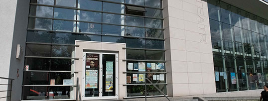 Widok fasady i wejścia do Centrum Kultury w Sierpcu