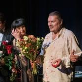 Aktorzy stoją na scenie i trzymają w dłoniach kwiaty. Od lewej Bogumił Karbowski, Szymon Cempura, Magda Kuśnierz, Piotr Bała, dyrektor Marek Mokrowiecki. Czarne tło.
