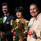 Aktorzy stoją na scenie i trzymają w dłoniach kwiaty. Od lewej Bogumił Karbowski, Szymon Cempura, Magda Kuśnierz, Piotr Bała, Maja Rybicka. Czarne tło.