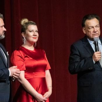 Na scenie trzy osoby. Z prawej marszałek Adam Struzik, obok niego w czerwonej sukience Dagmara Chmielewska ze ze stowarzyszenia i prezes Stelmański. Marszałem trzyma mikrofon. 